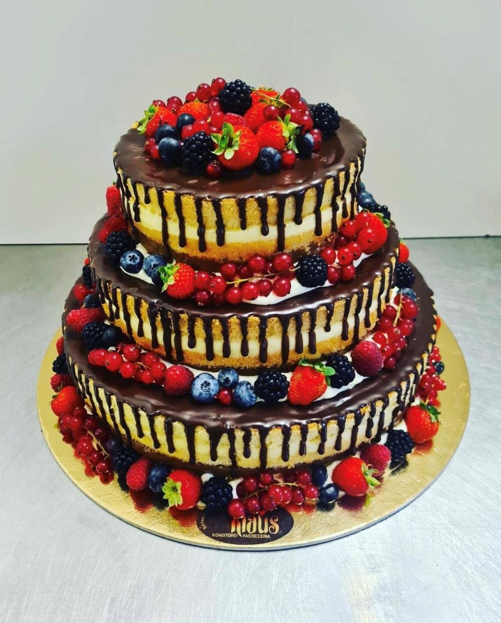 Etagentorte mit Beeren von Konditorei Klaus